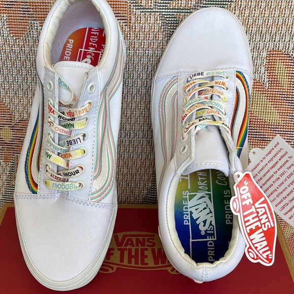 Vans Men’s Old Skool
(Pride) White/True White
VNOA5KRFB5U
Sneakers - athletic - Picture 14 of 16